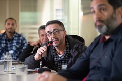 Reunião para tratar sobre esgoto, drenagem e Regularização Fundiária Acesso 1 Estrada Barro Vermelho.  Presentes secretários e integrantes de órgãos municipais envolvidos e moradores. Ao microfone, Alexandre Friedrich dos Santos do DMLU.