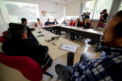 Reunião para tratar sobre esgoto, drenagem e Regularização Fundiária Acesso 1 Estrada Barro Vermelho.  Presentes secretários e integrantes de órgãos municipais envolvidos e moradores.