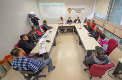 Reunião para tratar sobre esgoto, drenagem e Regularização Fundiária Acesso 1 Estrada Barro Vermelho.  Presentes secretários e integrantes de órgãos municipais envolvidos e moradores.