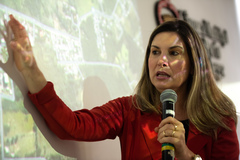 Reunião para tratar sobre esgoto, drenagem e Regularização Fundiária Acesso 1 Estrada Barro Vermelho.  Presentes secretários e integrantes de órgãos municipais envolvidos e moradores. Ao microfone, Simone Somensi do DEMHAB