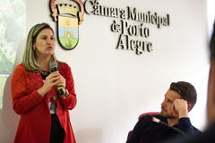 Reunião para tratar sobre esgoto, drenagem e Regularização Fundiária Acesso 1 Estrada Barro Vermelho.  Presentes secretários e integrantes de órgãos municipais envolvidos e moradores. Ao microfone, Simone Somensi do DEMHAB