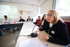 Reunião para tratar sobre esgoto, drenagem e Regularização Fundiária Acesso 1 Estrada Barro Vermelho.  Presentes secretários e integrantes de órgãos municipais envolvidos e moradores. Ao microfone, Airana do Canto do DMAE