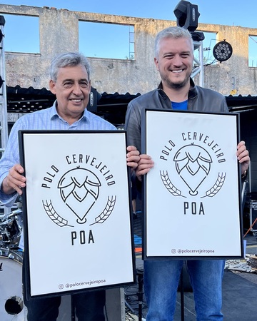 Prefeito Melo e vereador Ramiro receberam dois quadros da AGM com a logomarca do Polo Cervejeiro de Porto Alegre. Foto: Orestes de Andrade Jr. / CMPA