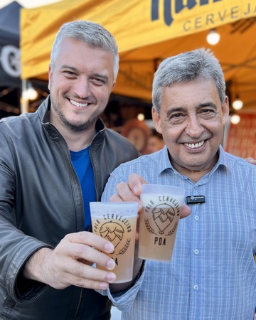 Melo e Ramiro brindam no lançamento da Campanha Polo Cervejeiro de Porto Alegre no Mercado Paralelo, no DC Shopping. Foto: Orestes de Andrade Jr. / CMPA