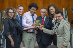 Diretor da Escola do Legislativo, Lúcio Almeida, recebe o Troféu Deputado Carlos Santos 2022 na Assembleia Legislativa do RS