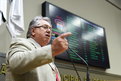 Vereador Adeli Sell na tribuna do Plenário Otávio Rocha
