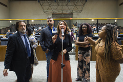 Movimentação de plenário, na foto Vereadoras Comandante Nádia, Bruna Rodrigues, Cuca Congo, Vereadores Aldacir Oliboni e Alexandre Bobadra