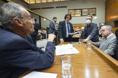 Movimentação de plenário, na foto vereadores Airto Ferronato, Aldacir Oliboni, Roberto Robaina e Presidente Idenir Cecchim