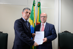 O presidente da Câmara recebeu o secretário (d) hoje pela manhã