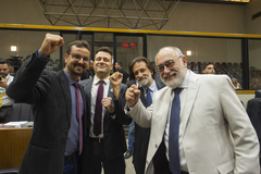 Movimentação de plenário, na foto vereadores Jonas Reis, Leonel Radde, Aldacir Oliboni e Pedro Ruas