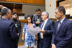 Movimentação de plenário. Vereadora Claudia Araújo com secretários municipais