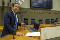 movimentação de plenário, na tribuna vereador Moises Barboza