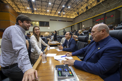 movimentação de plenário, na foto Vereadora Mari Pimentel, Vereadores Felipe Camozzato, Gilson Padeiro e Moises Barboza