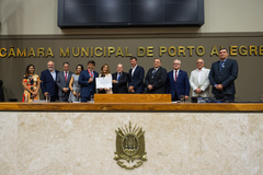 Mohamed e Mônica exibem o título do mais novo Cidadão de Porto Alegre 