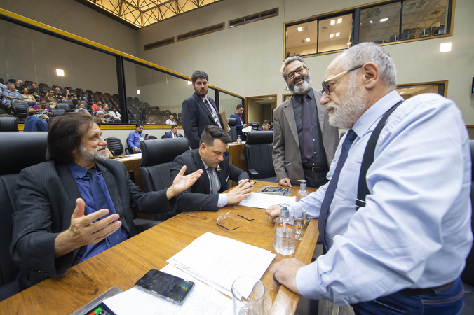 movimentação de plenário, na foto vereadores Aldacir Oliboni, Leonel Radde, Roberto Robaina e Pedro Ruas