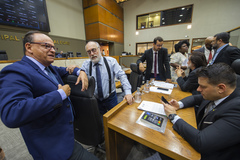 movimentação de plenário, na foto vereadores Aldacir Oliboni, Leonel Radde, Jonas Reis, João Bosco Vaz e Pedro Ruas