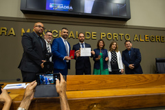 Bobadra e Bolsonaro exibem a comenda recebida pelo deputado