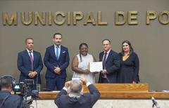 Laura e Moura exibem o certificado que homenageia o Crefono 7