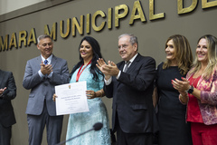 Tânia exibe o título de mais nova Cidadã de Porto Alegre