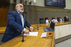 Movimentação de plenário, na tribuna vereador Pedro Ruas