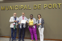Rabah e Laura exibem a comenda entregue à Fepal