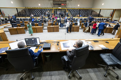 Movimentação em Plenário na manhã desta quarta-feira