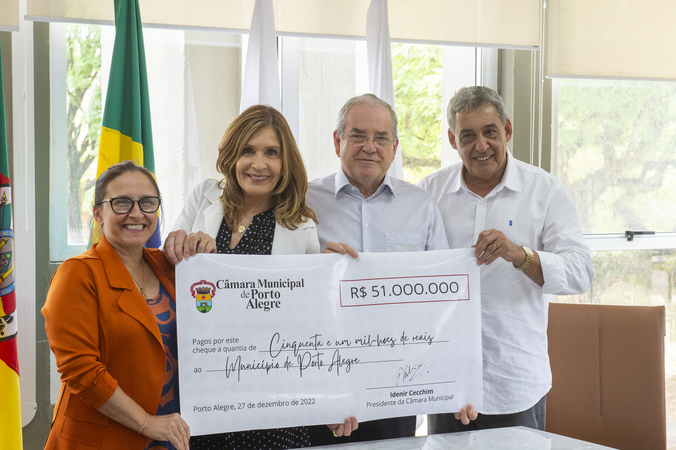 Prefeito Sebastião Melo visita a câmara para recebimento de cheque de 51 milhões de reais devolvidos à prefeitura