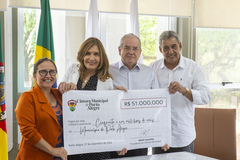 Prefeito Sebastião Melo visita a câmara para recebimento de cheque de 51 milhões de reais devolvidos à prefeitura