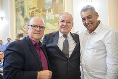 Presidente Idenir Cecchim prestigia posse do vereador licenciado Cezar Schirmer como secretário municipal de planejamento e assuntos estratégicos.
