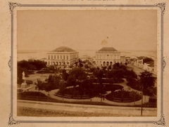 Na imagem, a Praça da Matriz, o Theatro São Pedro (à esquerda) e a Câmara Municipal, nos anos 1880 (Foto: Acervo Memorial)