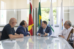 Presidente Hamilton Sossmeier recebe o Senhor Deputado Estadual Dr. Thiago Duarte. 
