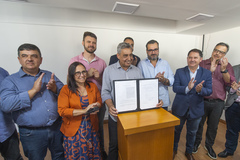 Presidente Hamilton Sossmeier e vereadores participam do Ato de Sanção da lei que extingue a taxa de gerenciamento operacional (TGO) dos taxistas e possibilita o parcelamento do passivo e dá outras previdências