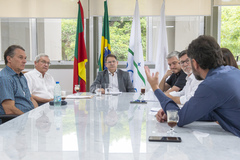 Presidente Hamilton Sossmeier e vereador Ramiro Rosário recebem o prefeito de praça Gilberto Goltz, juntamente do secretário adjunto de segurança Gelson Luis Guarda