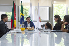 Café com presidente Hamilton Sossmeier - Bruna Suptitz e Nikelly de Souza, do Jornal do Comércio.