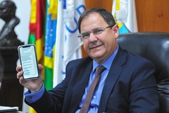 Presidente Hamilton Sossmeier (PTB) testa o novo canal de comunicação. Foto: Lucas Zanella.