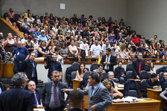 Servidores lotaram as galerias para pedir a derrubada do veto