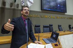 Movimentação de plenário, na tribuna vereador Jonas Reis