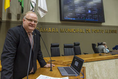 Movimentação de plenário, na tribuna vereador Tiago Albrecht