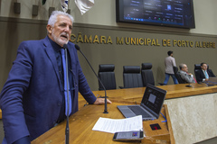 Movimentação de plenário, na tribuna vereador Engenheiro Comassetto