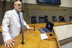 Movimentação de plenário, na tribuna vereador Pedro Ruas