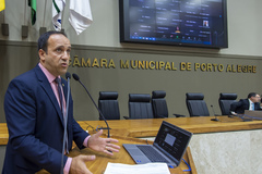 Movimentação de plenário, na tribuna vereador Moises Maludo do Bem
