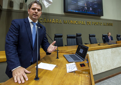 Movimentação de plenário, na tribuna vereador Marcio Bins Ely