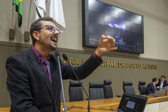 Movimentação de plenário, na tribuna vereador Jonas Reis