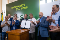 Presidente Hamilton Sossmeier participa do ato de sanção da lei que autoriza a cessão de uso de parte de próprio municipal para o município de Viamão, destinado à unidade de conservação do Parque Natural Municipal Saint’Hilaire, e de áreas de lazer que especifica.