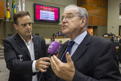 Movimentação de plenário, em destaque na foto vereador Idenir Cecchim