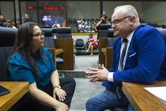 Movimentação de plenário, na foto vereadora Psicóloga Tanise Sabino e Tiago Albrecht