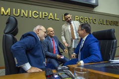 Movimentação de plenário, na foto vereadores Pedro Ruas, Marcelo Sgarbossa, Alexandre Bobadra e presidente Hamilton Sossmeier