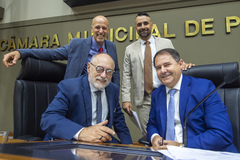 Movimentação de plenário, na foto vereadores Pedro Ruas, Marcelo Sgarbossa, Alexandre Bobadra e presidente Hamilton Sossmeier