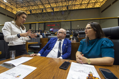 Movimentação de plenário, na foto vereadoras Mari Pimentel, Psicóloga Tanise Sabino e vereador Tiago Albrecht