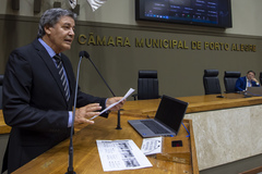Movimentação de plenário, na tribuna vereador Cassiá Carpes